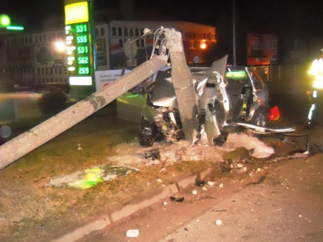Wypadek w Koninie - Na ulicy Spółdzielców kierujący samochodem osobowym marki Fiat Uno tuż po północy uderzył w słup oświetleniowy. Poszkodowany mężczyzna został przewieziony do szpitala.

Zobacz więcej: Wypadek w Koninie. Fiat uno uderzył w słup