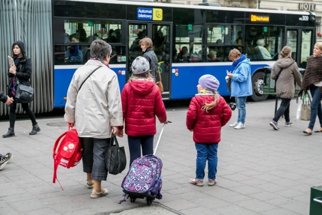 Uczniowie szkół podstawowych mieli przez trzy miesiące mieć bezpłatne bilety. Tak się jednak nie stanie, choć prezydent  i  radni obiecywali