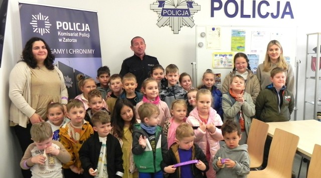 Przedszkolaki z Palczowic z wychowawczyniami odwiedziły Komisariat Policji w Zatorze