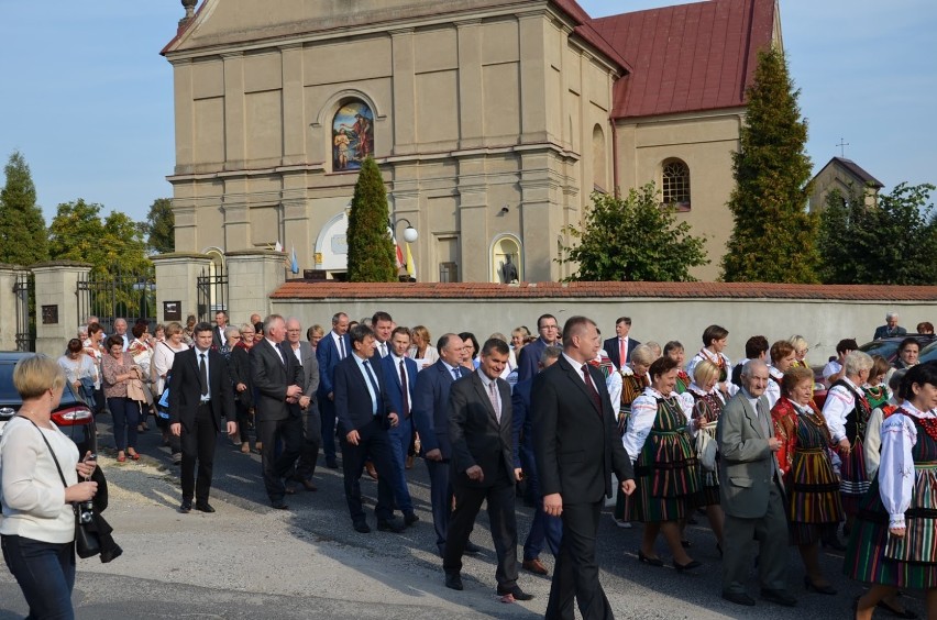 Uroczystości w Białaczowie rozpoczęła msza w kościele św....