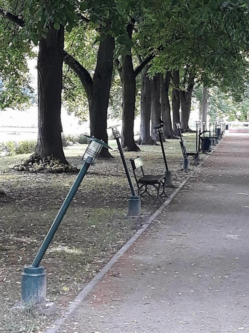 Park Miejski w Zamościu zdemolowany. Ktoś połamał latarnie i...