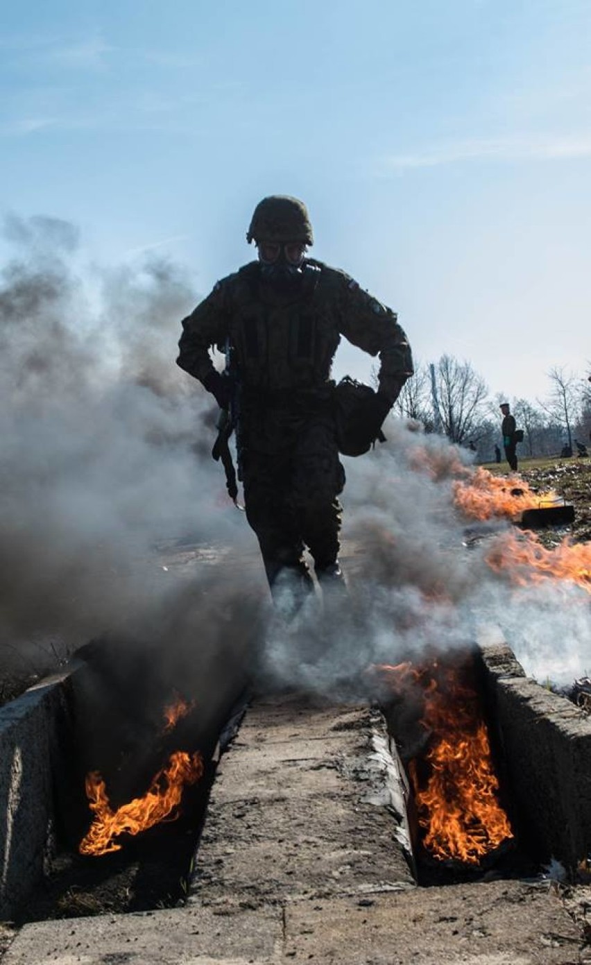 Ogień, dym i napalm...Tak ćwiczą żołnierze 10 BK Panc w Świętoszowie