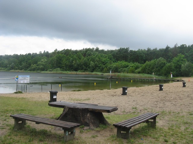 Na Piaszczystym jest strzeżone kąpielisko i dobrze zagospodarowana plaża, tylko wody mało...