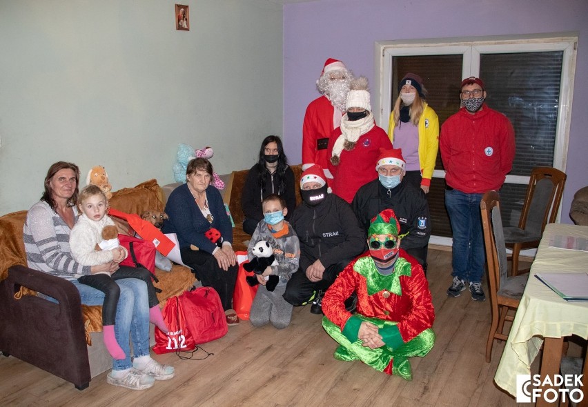 Ratownicy i strażacy złożyli świąteczną wizytę rodziny z Sowiny