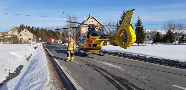 Strażacy z Wałbrzycha i Mieroszowa udzielili kobiecie pierwszej pomocy medycznej, a następnie przetransportowali ją do śmigłowca LPR, który wylądował na drodze krajowej nr 35
