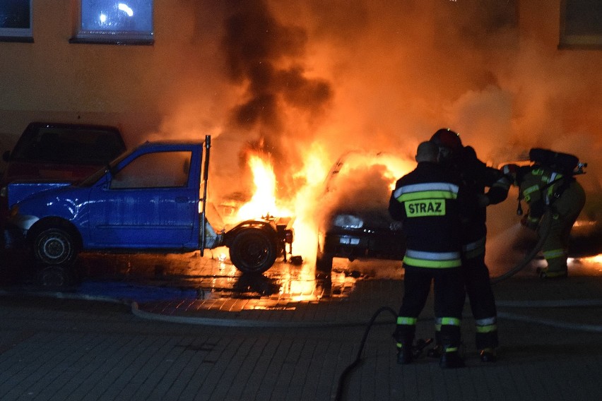 Pożar samochodów przy ZSOiT w Miastku, marzec 2020 r.