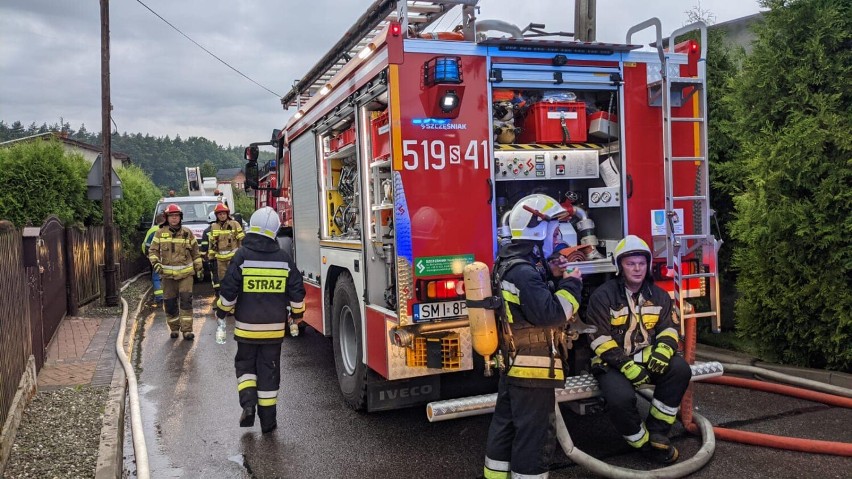 Tragedia w Orzeszu! W pożarze domu zginęły trzy osoby. Budynek jest całkowicie spalony