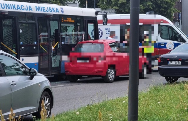 W wyniku wypadku, dwie pasażerki autobusu przewróciły się wewnątrz pojazdu i doznały obrażeń
