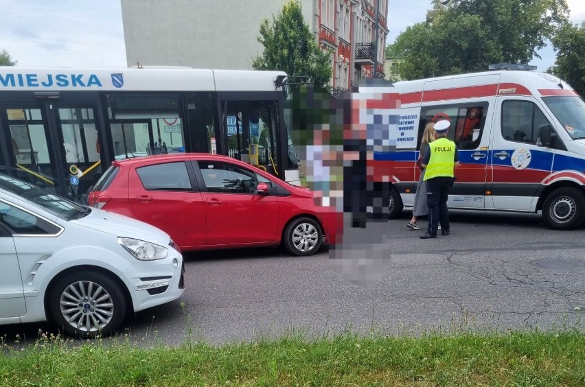 W wyniku wypadku, dwie pasażerki autobusu przewróciły się...