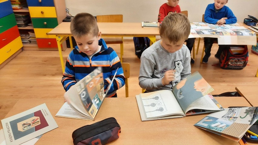 Pierwszoklasiści ze Szkoły Podstawowej w Poćkunach (gmina Sejny) otrzymali wyprawki [Zdjęcia]