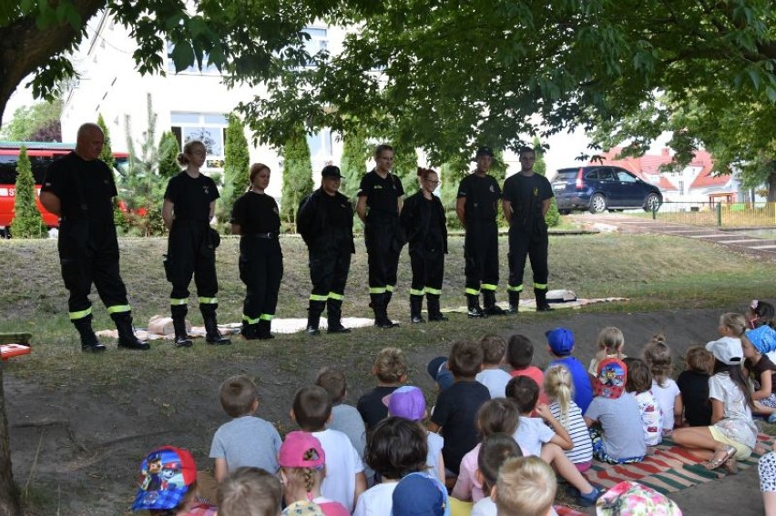 Strażacy urządzili pokaz przedszkolakom ze Słonecznej...