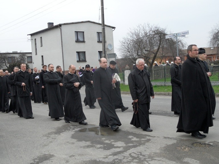 Rusinowice: Pogrzeb ks. Damiana Kominka [ZDJĘCIA]. Duszpasterza żegnały tłumy wiernych