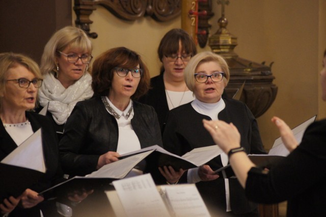 Koncert pasyjny Chóru Cantabile w kolegiacie św. Lamberta w Radomsku