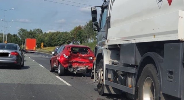 Wypadek na S1 w Mysłowicach. Zderzyły się 3 samochody osobowe i cysterna