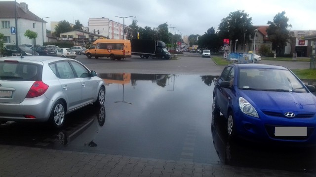 Czytelnik podesłał też zalany parking Lidla.


Tak szaleli na drogach w regionie. To cud, że ludzie przeżyli! [wideo - Program Stop Agresji Drogowej]

