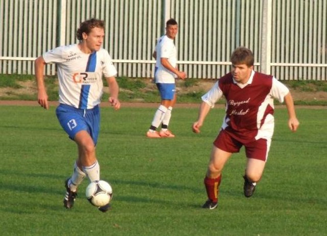 OŚWIĘCIM. Jakub Korba (przy piłce) jest nie tylko trenerem Unii w V lidze, ale także wspiera zespół na boisku.