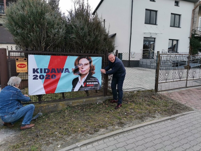 Poseł Bartłomiej Sienkiewicz podczas zbierania podpisów w...