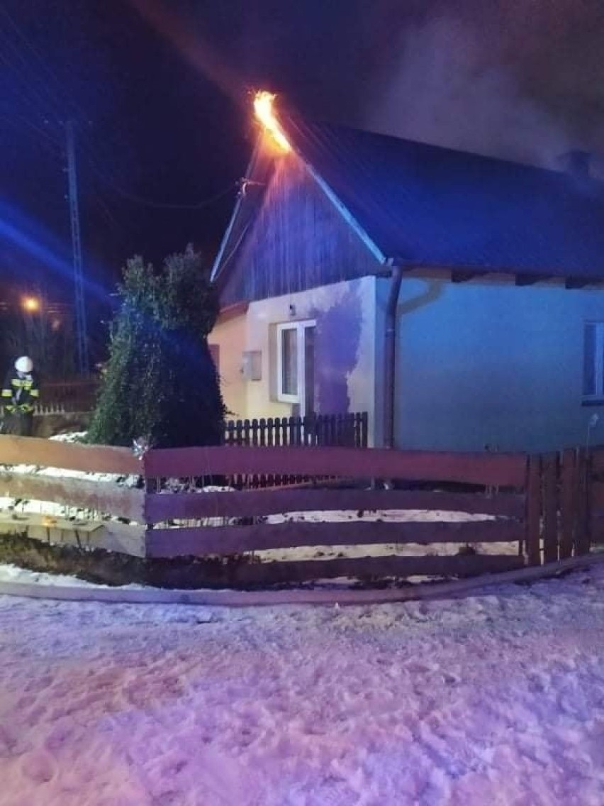 Pożar wybuchł w drewnianym domu w Zaczarniu. Strażacy...
