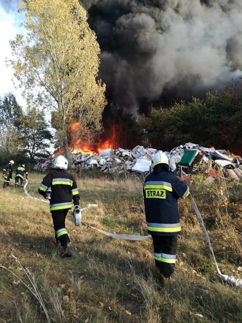 Prokurator bada sprawę wielkiego pożaru składowiska śmieci w Grabowie 