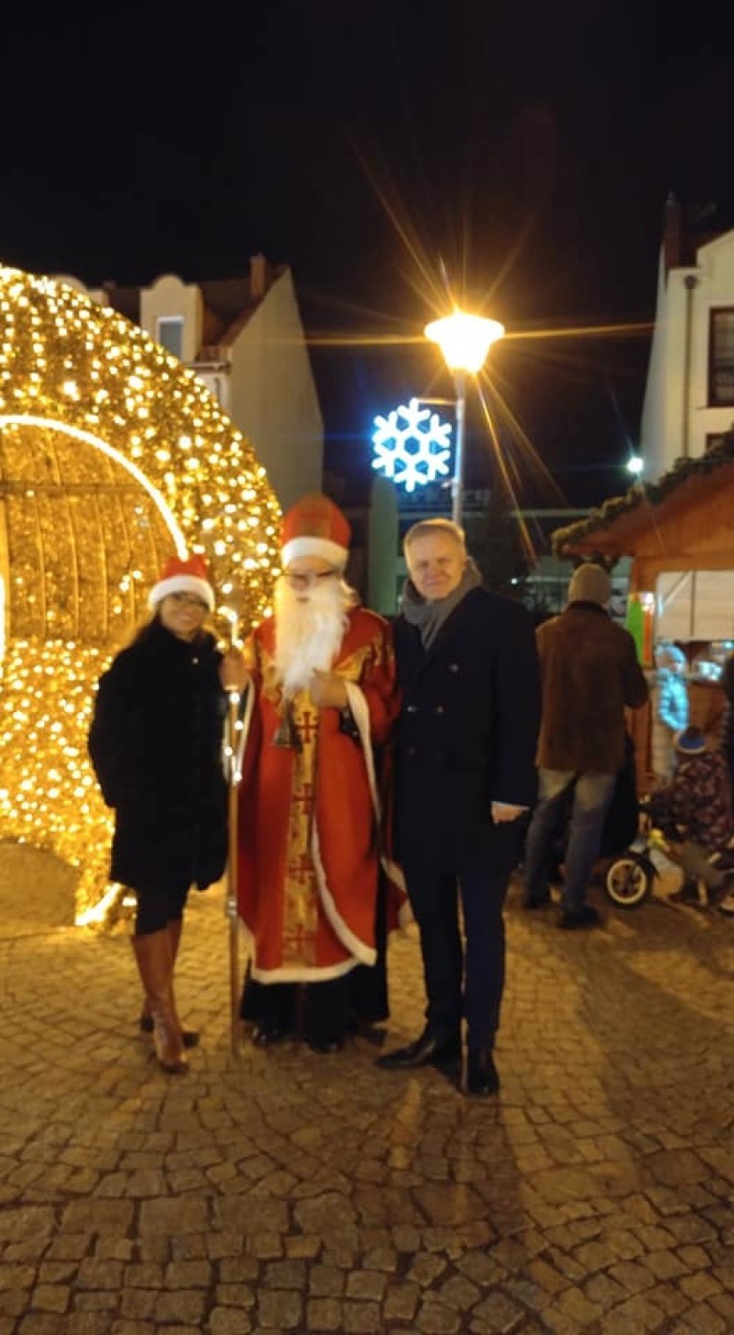 Bombka na Rynku w Kłobucku. Lodowisko już działa FOTO