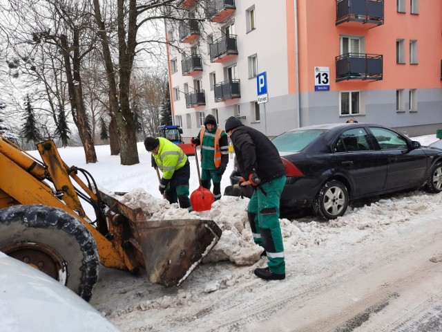 W piątek, 19 lutego od rana pracownicy Rejonu Dróg Miejskich przez wiele godzin odśnieżali ulice i parkingi na osiedlu Przywiśle w Tarnobrzegu. Niestety, mimo wcześniejszych apeli, między innymi w mediach, większość mieszkańców nie przestawiła swoich aut, co utrudniło, a w niektórych miejscach, jak spory odcinek alei Skalna Góra, wręcz uniemożliwiło pracę operatorom pługów. 

Ku rozczarowaniu drogowców, którzy wjechali tam o godzinie 8, jednokierunkowa droga była zastawiona samochodami. Śnieg nadal tam zalega. - Zabrakło mobilizacji, wielka szkoda. Niech teraz nikt nie narzeka na warunki. Uważam jednak, że akcja powinna być inaczej nagłośniona. Ogłoszenia trzeba było rozwiesić znacznie wcześniej na klatkach schodowych, wszędzie gdzie się da  - skomentował jeden z mieszkańców.  

Na kolejnych slajdach zobaczcie zdjęcia z odśnieżania >>>