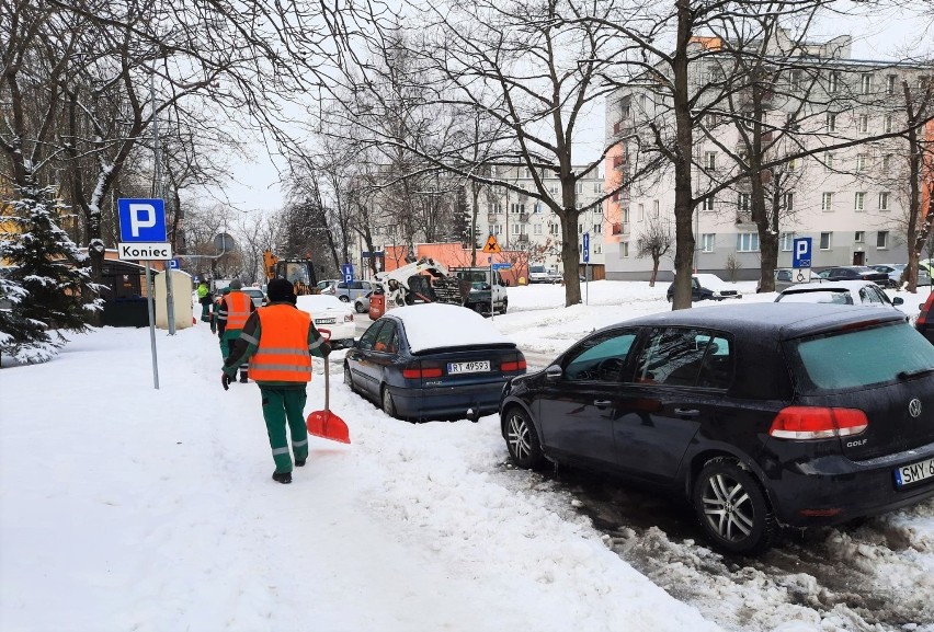 W piątek od rana pracownicy Rejonu Dróg Miejskich przez...