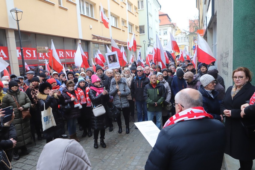 Protest wolnych Polaków w Jeleniej Górze. Opozycja domaga się praworządności 