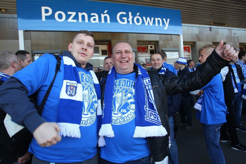 W poniedziałek rano kibice wyruszyli do Warszawy na mecz...