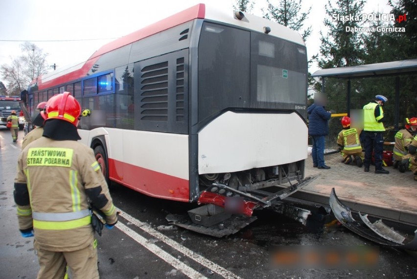 Osobówka zderzyła się z autobusem w Dąbrowie Górniczej. Auto było kradzione, a kierowca pijany!