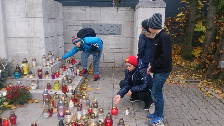 Uczniowie SP10 w Inowrocławiu odwiedzili groby żołnierzy [zdjęcia]