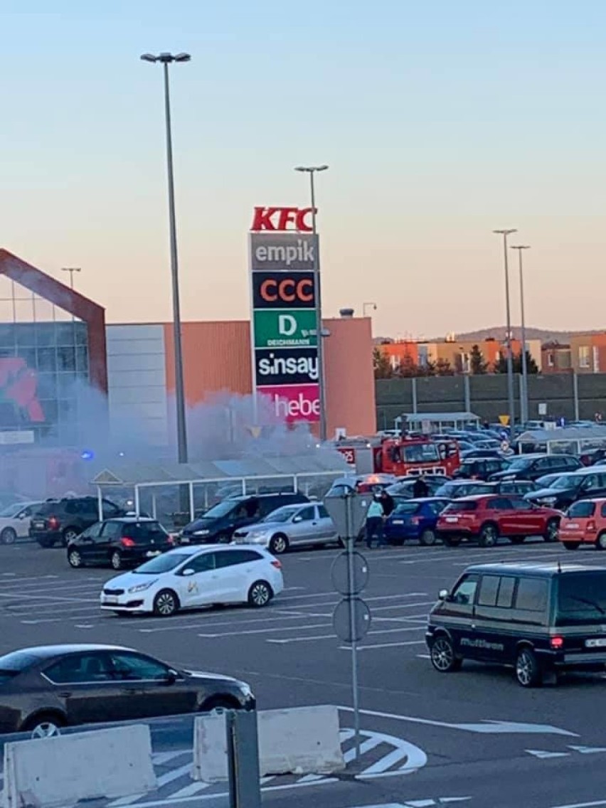 Pożar samochodu pod Auchan w Rumi. Zajęło się drugie auto. Przyczyny nie będą wyjasnione ZDJĘCIA