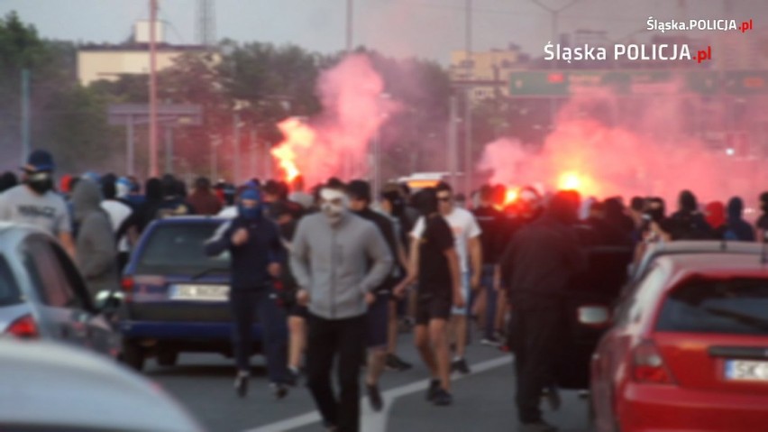 200 kiboli Ruchu spaliło flagę Gieksy w centrum Katowic [ZDJĘCIA, WIDEO]