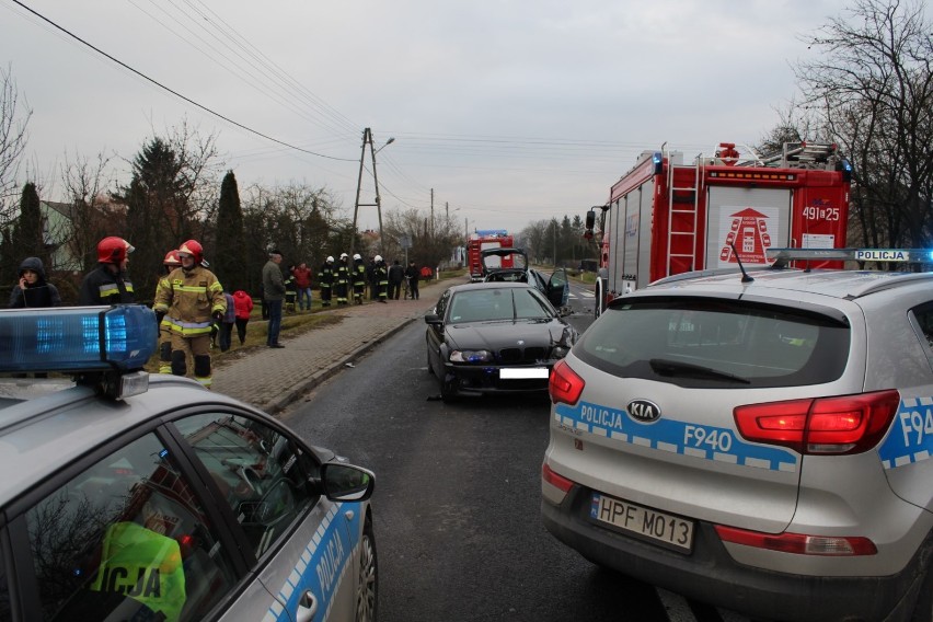 Groźny wypadek w Makowiskach. Zderzyły się trzy auta. Kilka osób rannych [ZDJĘCIA]