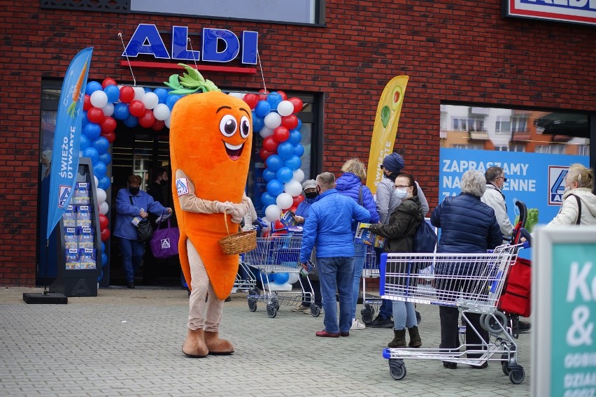 Otwarcie pierwszego supermarketu Aldi w Rzeszowie. Kolejki przed sklepem, promocje w dzień otwarcia