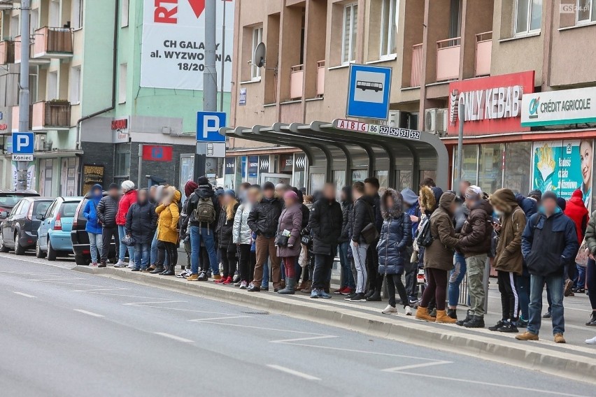 Tłumy na przystanku w centrum Szczecina. Nie stosujemy się do nowych zasad? 