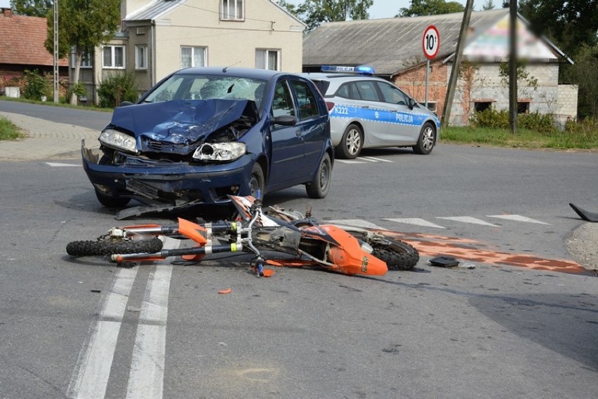 Wypadek na skrzyżowaniu w Bziance. Zderzenie motocyklisty z fiatem.
