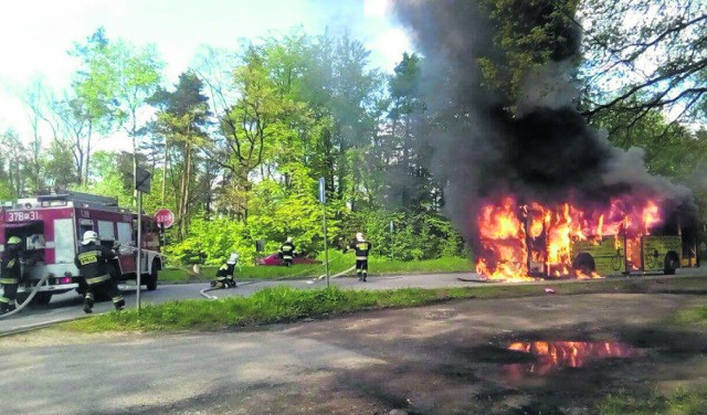 Gdy na miejsce akcji, jako pierwsi dotarli strażacy z Piotrkowic, autobus stał już cały w płomieniach