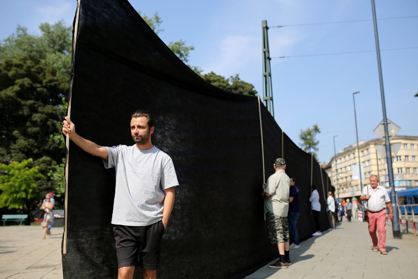 Atrapa muru stanęła na chwilę na placu Inwalidów w Krakowie