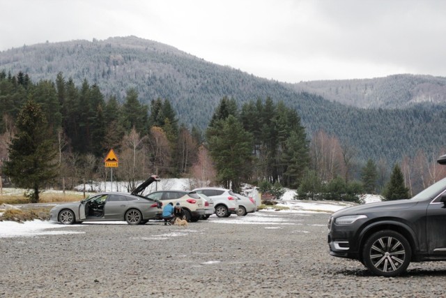 Przełęcz Rydza Śmigłego wzbogaciła się o długo wyczekiwane parkingi. Łącznie pomieszczą ok. 160 pojazdów