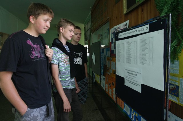 Tylko nieliczni oglądali wyniki naboru wywieszone na szkolnych tablicach.