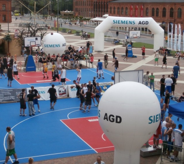 Najstarszy turniej koszykówki ulicznej w Europie ma już osiemnaście lat. W Manufakturze mecze Basketmanii rozgrywane są od 2007 roku. Tegoroczne zawody zaplanowano na 31 maja i 1 czerwca. Na rynku stanie sześć boisk ze specjalną nawierzchnią, profesjonalnymi koszami oraz ekranem, na którym wyświetla się aktualny wynik danego meczu oraz czas gry. W sobotę uczestnicy będą rywalizować w kategoriach szkolnych, U-18, par mieszanych oraz podczas rzutów za trzy punkty. Natomiast w niedzielę odbędą się turnieje open kobiet i mężczyzn i slam dunk, czyli tzw. „wsadu”. Podobnie jak w ubiegłych latach, Basketmania stanowi część Grand Prix Polski w koszykówce 3x3 oraz jest jednym z ośmiu turniejów w kraju o najwyższej kategorii PRO. Na jubileuszowej edycji turnieju nie zabraknie również tortu, którego w niedzielę o godzinie 15:00 skosztują wszyscy zawodnicy. Będzie to doskonała okazja do podsumowania sportowych zmagań fanów koszykówki ulicznej oraz spotkania koszykarzy, którzy przez te lata rozgrywali emocjonujące mecze.