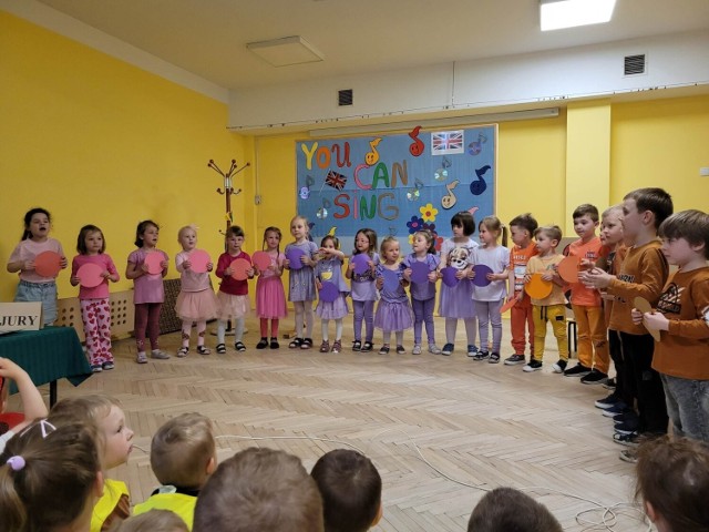 Rozśpiewane przedszkolaki podczas konkursu w Przedszkolu Samorządowym numer 5 w Kielcach.