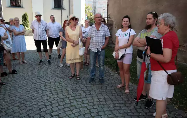 W niedzielę (9 lipca) odbył się drugi z cyklu wakacyjnych spacerów z przewodnikiem PTTK po Grudziądzu. Tym razem chętni poszukiwali śladów wybitnych postaci związanych z miastem. Oprowadzała Jolanta Szulc przewodnik turystyczny PTTK.