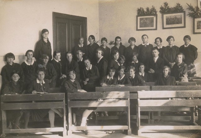 Żywieckie seminarzystki w klasie języka polskiego (w środku Michał Jeziorski), 1929 r. Szkoła na ul. Zielonej w Żywcu