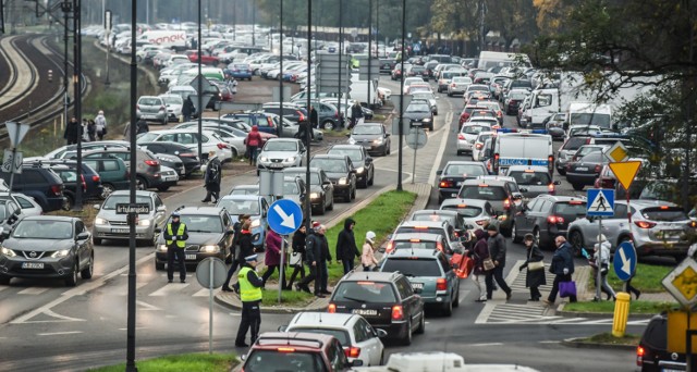 Trwa dzień Wszystkich Świętych. Mieszkańcy Bydgoszczy muszą liczyć się z utrudnieniami na drogach.

Korki jak zwykle tworzyły się w okolicach cmentarzy. Największe przy ulicy Fordońskiej w kierunku Wiślanej. 

Wielu mieszkańców Bydgoszczy zdecydowało się jednak podróżować komunikacją miejską.

W okresie Wszystkich Świętych uruchomione zostały dodatkowe linie specjalne:
linia tramwajowa nr 18 (01.11.2017 r.) na trasie Wyżyny – Wojska Polskiego – Szarych Szeregów – Perłowa – Toruńska – Babia Wieś – Bernardyńska – rondo Jagiellonów – Focha – węzeł Garbary – Naruszewicza – Dworcowa – Dworzec Główny – Rycerska,
 linia autobusowa nr 107 (01.11.2017 r.) na trasie Wyścigowa – Fordońska – Rejewskiego – Akademicka – Przylesie,
 linia autobusowa nr 108 (30.10 - 02.11.2017 r.) na trasie Kapuściska – Wojska Polskiego – Trasa Uniwersytecka – Dworzec Autobusowy – Ogińskiego – Powstańców Wielkopolskich – Wyszyńskiego (Cmentarz Bielawy) – Modrzewiowa – Sułkowskiego – Leśne (powrót: Czerkaska – Gdańska – Modrzewiowa),
 linia autobusowa nr 109 (30.10 - 02.11.2017 r.) na trasie Tatrzańskie – Pelplińska – Twardzickiego – Korfantego – Akademicka – Kaliskiego – Fordońska – Kamienna – Pileckiego – Grunwaldzka – Kolbego – Rekinowa.
 linia autobusowa nr 110 (30.10 - 02.11.2017 r.) na trasie Błonie – Szubińska – Kruszwicka – Focha – węzeł Garbary – Królowej Jadwigi – Warszawska (Dworcowa) – Dworzec Główny – Zygmunta Augusta – Zaświat – Pileckiego – Pileckiego / Żeglarska (powrót: Pileckiego – Żeglarska – Kąpielowa – Pileckiego)


Cmentarz na Bielawkach w Bydgoszczy we Wszystkich Świętych

