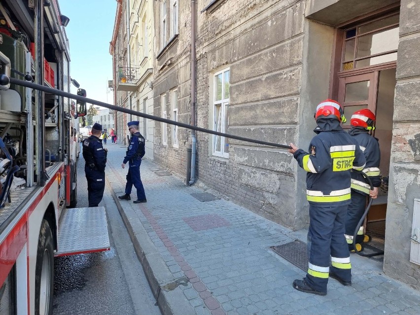 Pożar w Przemyślu. Trzy zastępy strażaków wyjechały na ul. Bohaterów Getta [ZDJĘCIA]