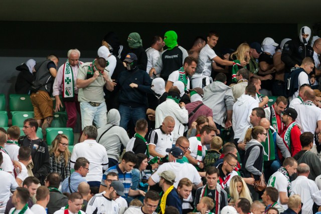 Zamieszki na stadionie przy ul. Łazienkowskiej 3 podczas meczu Legii Warszawa z Borussią Dortmund w 1. kolejce Ligi Mistrzów 2016/2017.