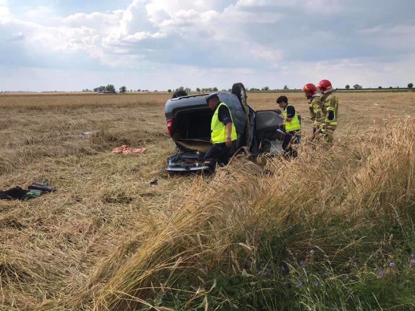 Gmina Krobia. Auto dachowało, a pasażerka była uwięziona wewnątrz [ZDJĘCIA] 