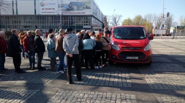 Ludzie ustawili się w długich kolejach. Każdy chciał odebrać swoją maseczkę.