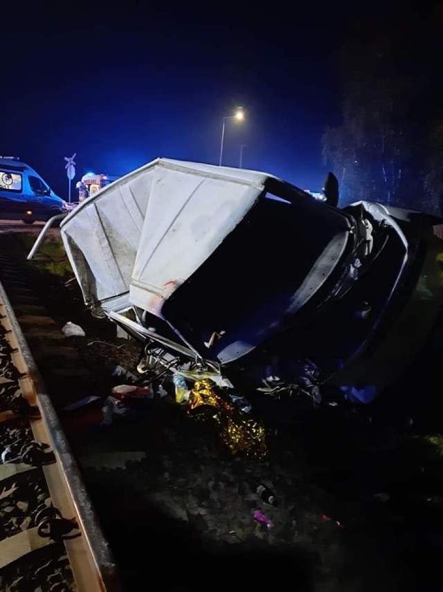 W poniedziałek około godz. 20.40 pociąg zderzył się z busem marki Volkswagen